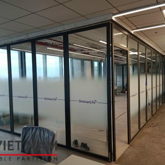 Vách Kính Di Động Có Khung