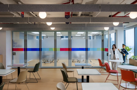 Tái cấu hình tương lai: Vách ngăn di động đang thay đổi cách chúng ta thiết kế không gian làm việc như thế nào